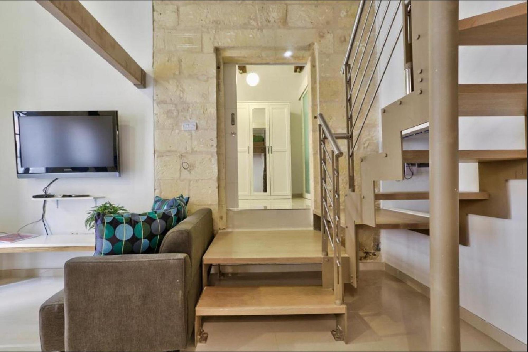 Exquisite 3-Bedroom Duplex Penthouse With Jacuzzi In Valletta Centre 외부 사진