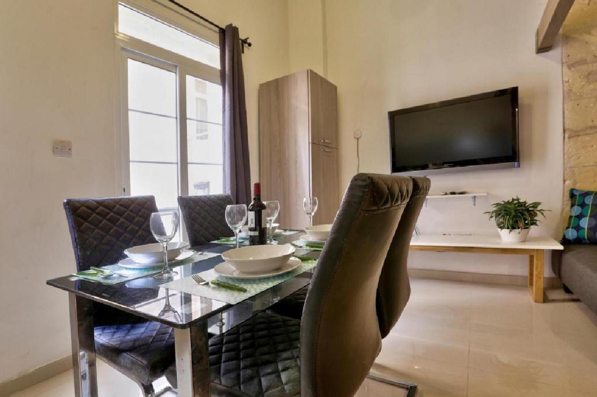 Exquisite 3-Bedroom Duplex Penthouse With Jacuzzi In Valletta Centre 외부 사진