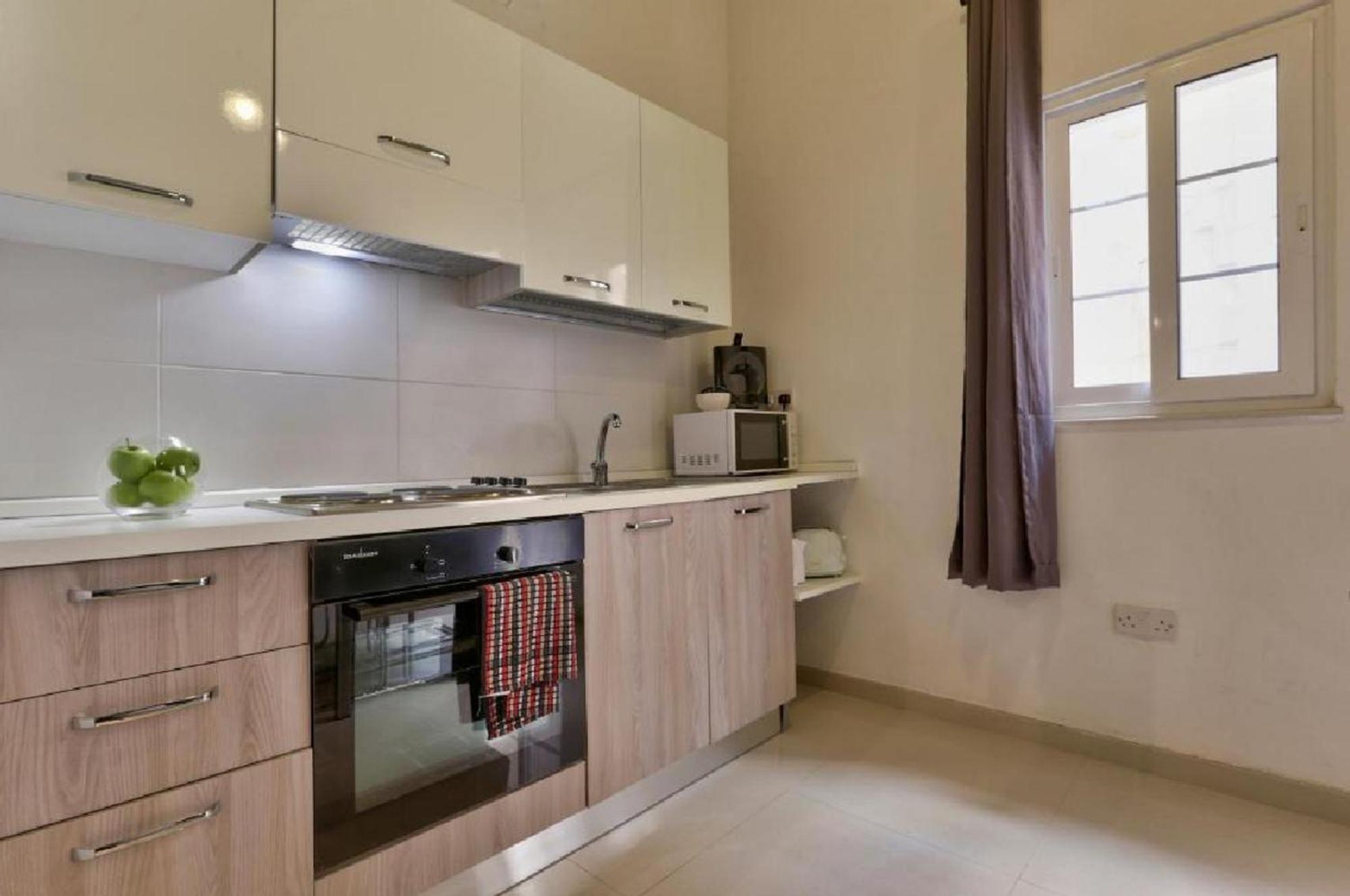 Exquisite 3-Bedroom Duplex Penthouse With Jacuzzi In Valletta Centre 외부 사진