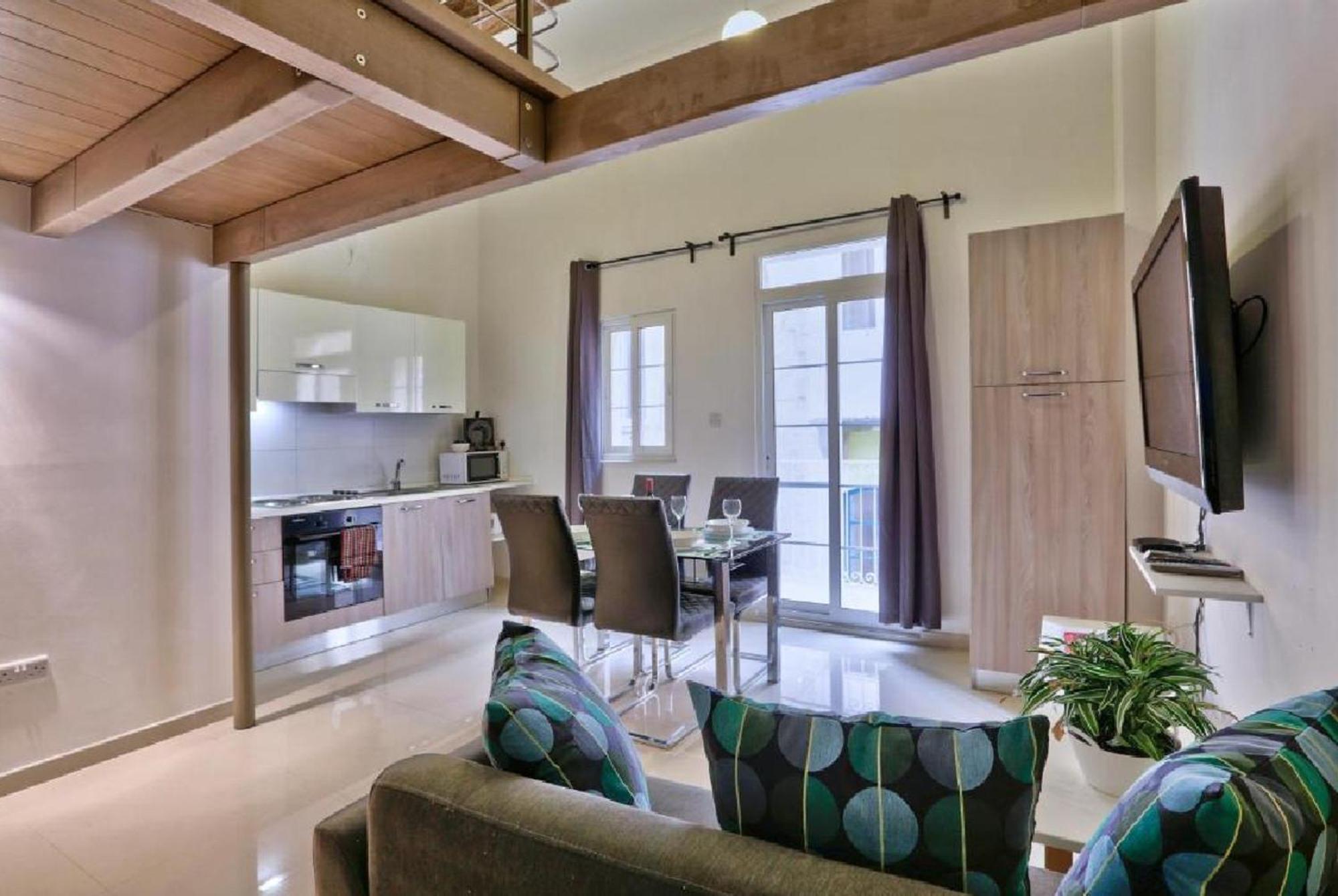 Exquisite 3-Bedroom Duplex Penthouse With Jacuzzi In Valletta Centre 외부 사진