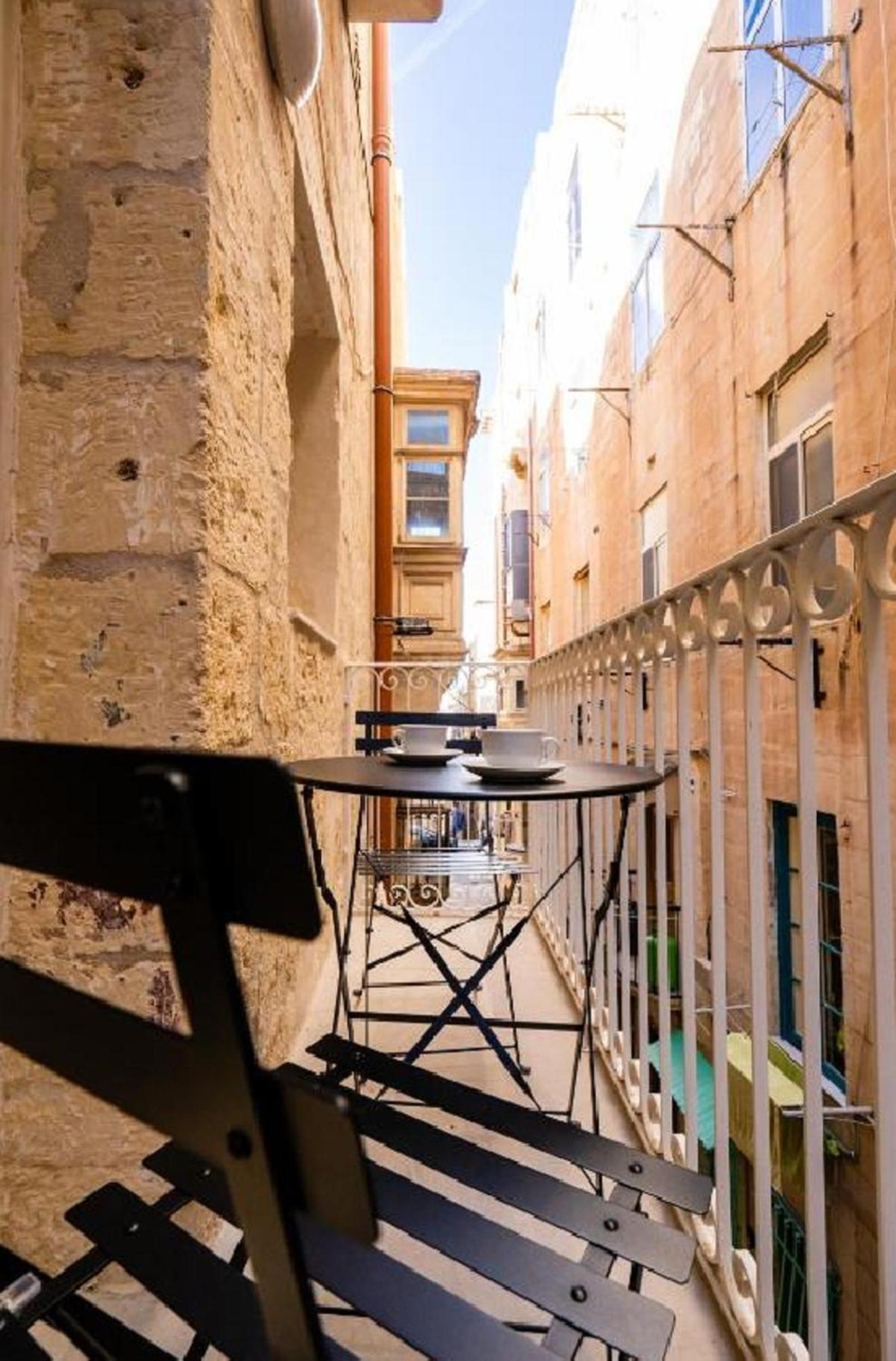 Exquisite 3-Bedroom Duplex Penthouse With Jacuzzi In Valletta Centre 외부 사진