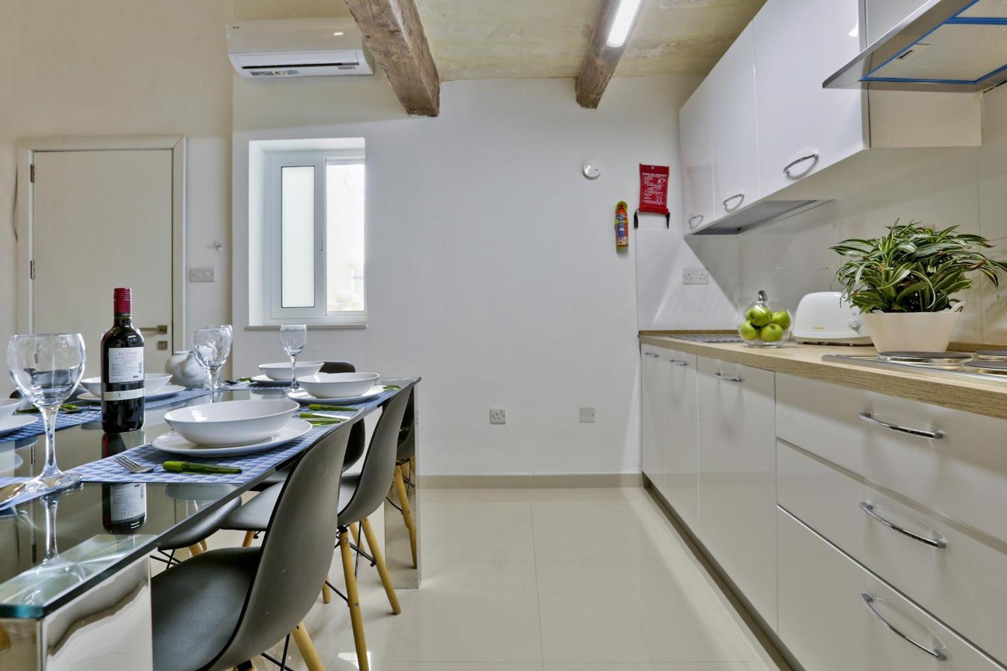 Exquisite 3-Bedroom Duplex Penthouse With Jacuzzi In Valletta Centre 외부 사진
