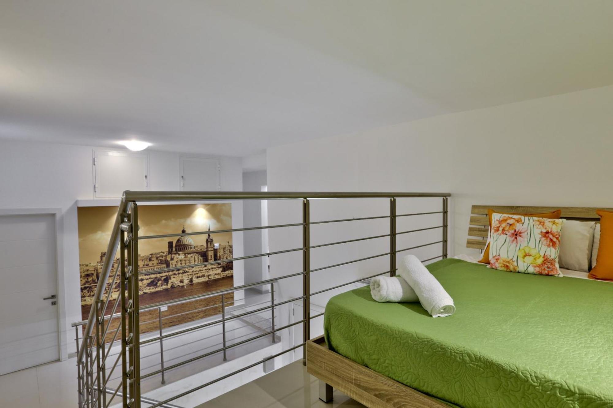 Exquisite 3-Bedroom Duplex Penthouse With Jacuzzi In Valletta Centre 외부 사진