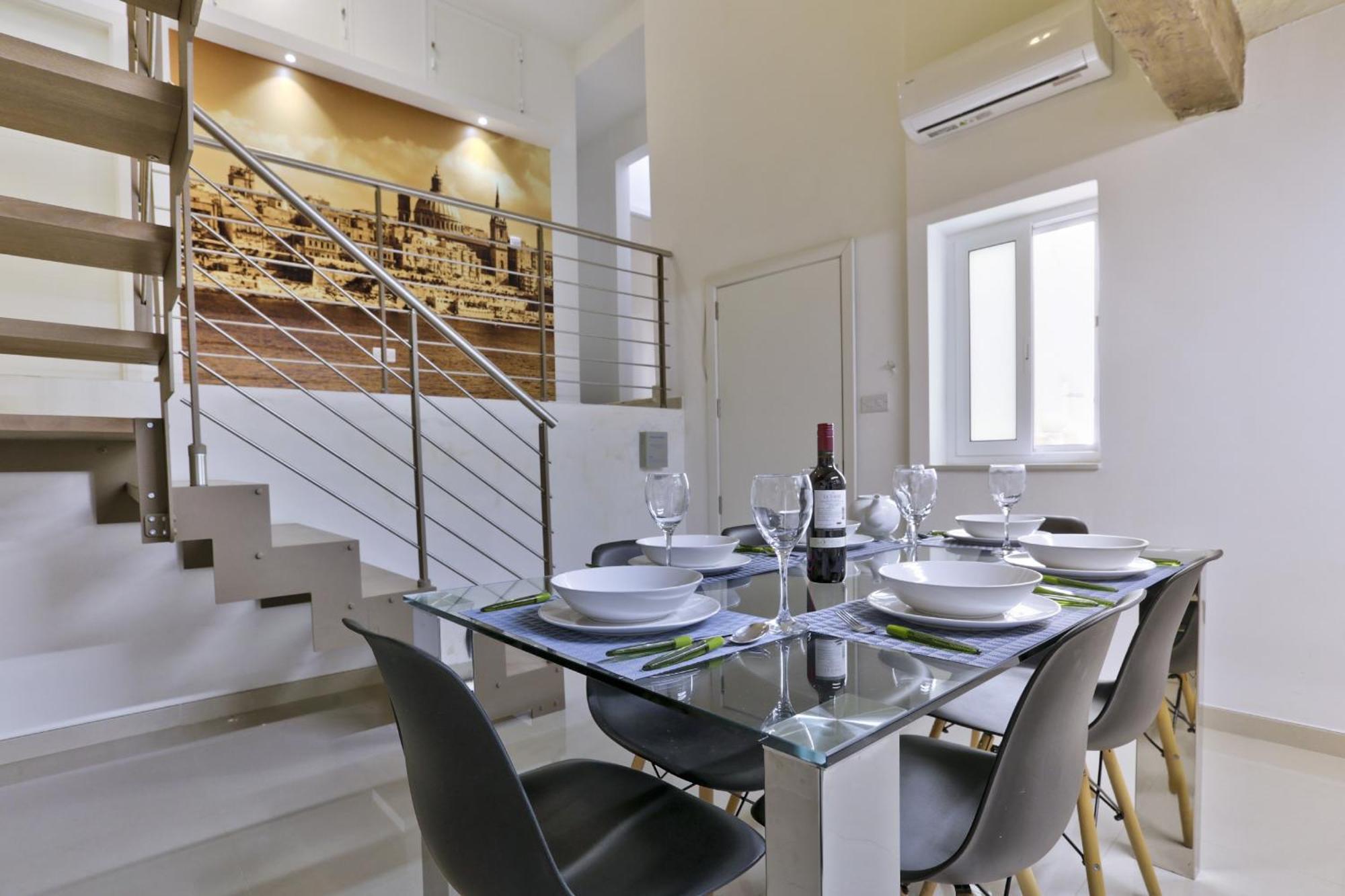 Exquisite 3-Bedroom Duplex Penthouse With Jacuzzi In Valletta Centre 외부 사진