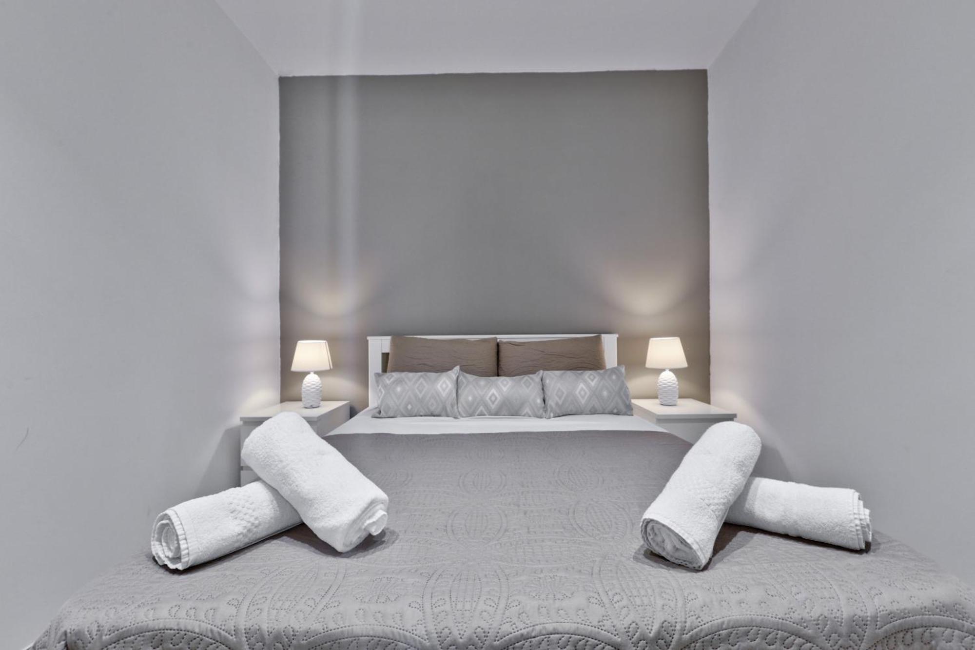 Exquisite 3-Bedroom Duplex Penthouse With Jacuzzi In Valletta Centre 외부 사진