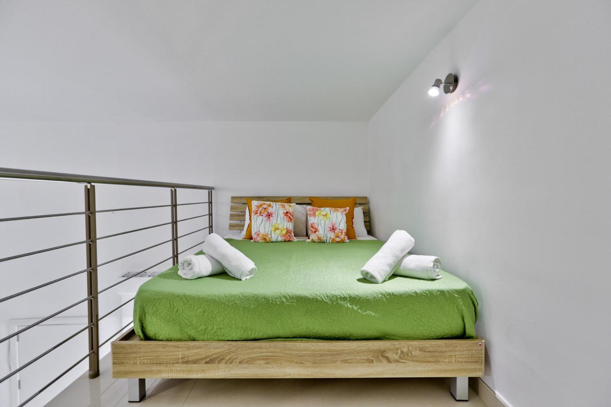Exquisite 3-Bedroom Duplex Penthouse With Jacuzzi In Valletta Centre 외부 사진
