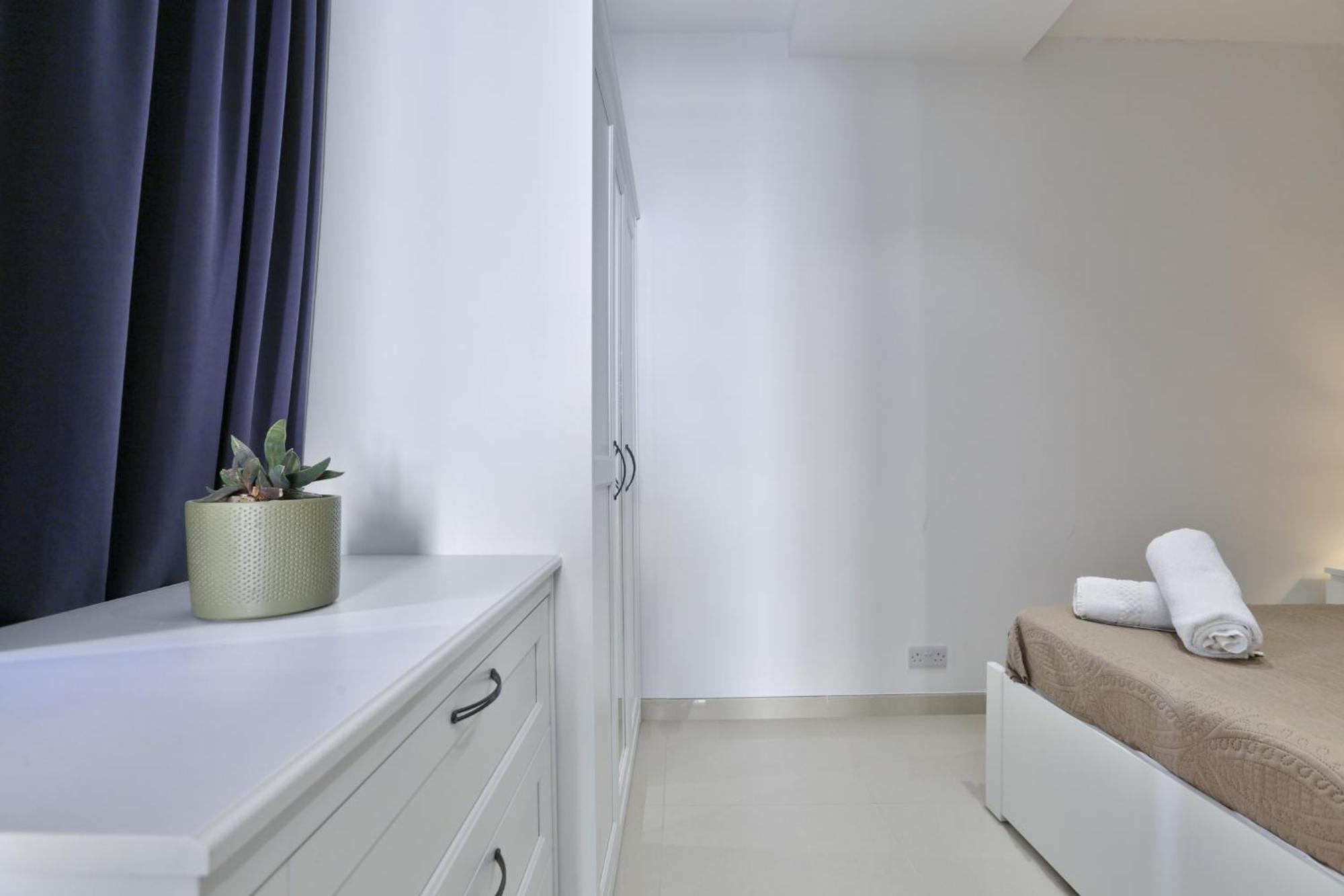 Exquisite 3-Bedroom Duplex Penthouse With Jacuzzi In Valletta Centre 외부 사진