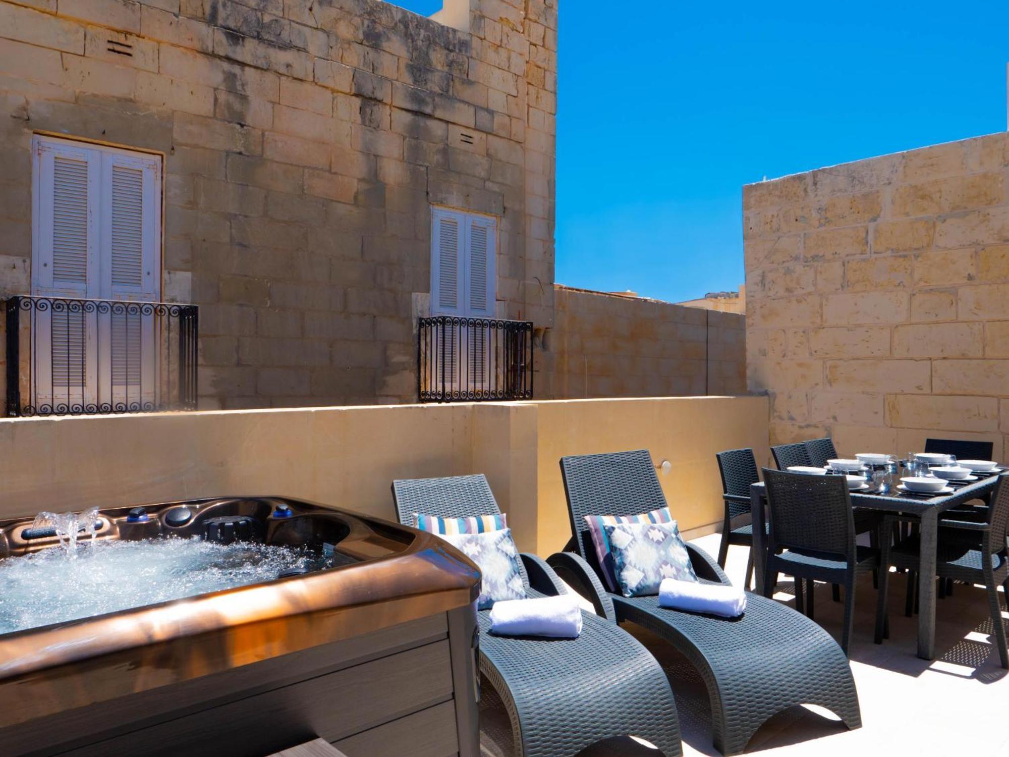 Exquisite 3-Bedroom Duplex Penthouse With Jacuzzi In Valletta Centre 외부 사진