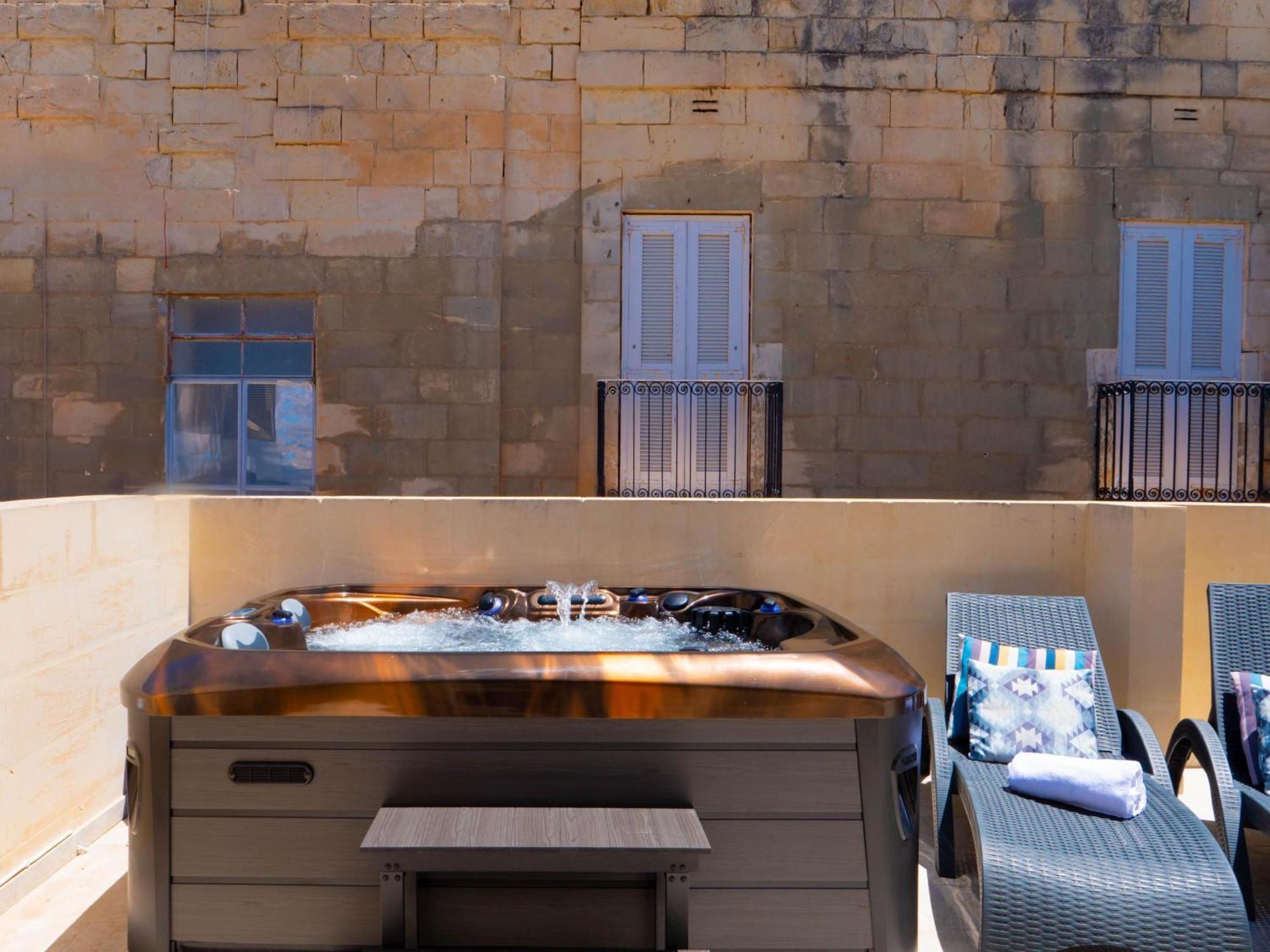 Exquisite 3-Bedroom Duplex Penthouse With Jacuzzi In Valletta Centre 외부 사진
