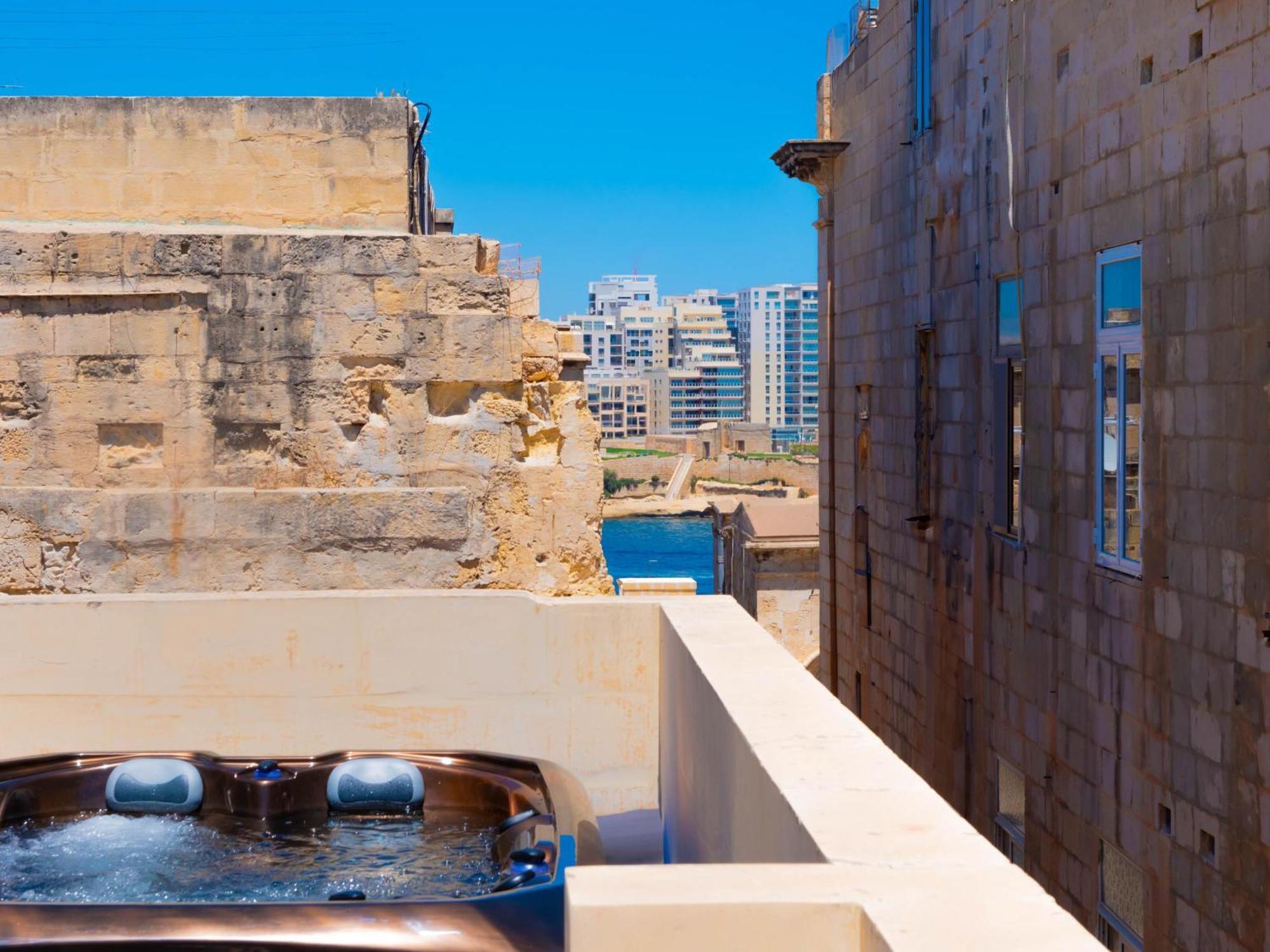Exquisite 3-Bedroom Duplex Penthouse With Jacuzzi In Valletta Centre 외부 사진